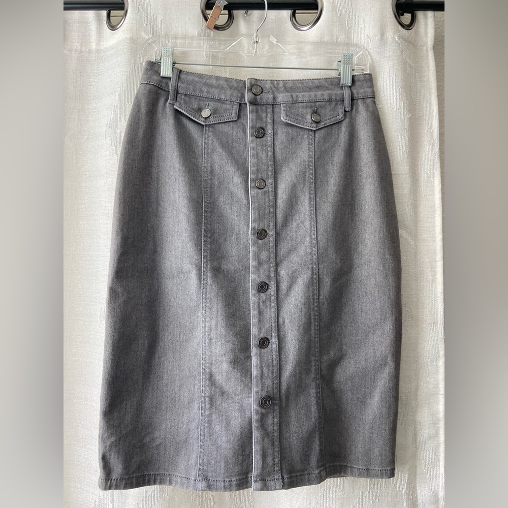 Grey jean skirt with Banana Republic buttons.